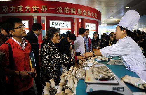 11月5日,幾位顧客在展廳內(nèi)選購農(nóng)產(chǎn)品。新華社記者 郝同前 攝