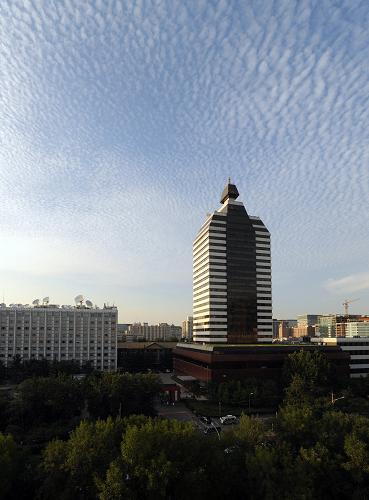 這是2010年7月2日拍攝的藍(lán)天白云映襯下的新華社新聞大廈。新華社發(fā)