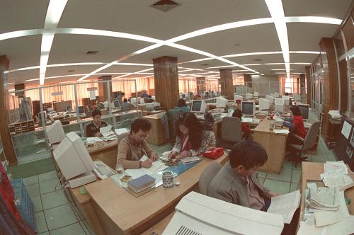 這是1991年的新華通訊社新聞大廈發(fā)稿中心。新華社發(fā)