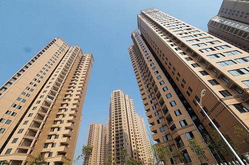 這是湖南省會(huì)長沙一處興建中的保障性住房(11月12日攝)。記者日前從湖南省住房和城鄉(xiāng)建設(shè)廳獲悉,今年前10個(gè)月,湖南省保障性住房和各類棚戶區(qū)改造新開工46.6萬套,完成年度計(jì)劃的106.8%。據(jù)悉,截至10月底,湖南省廉租房已開工11.7萬套,為年計(jì)劃的107.1%;經(jīng)濟(jì)適用房開工2.1萬套,為年計(jì)劃的138.2%;公共租賃住房開工5.3萬套,為年計(jì)劃的126.8%;城市棚戶區(qū)改造安置住房開工12.5萬套,完成年計(jì)劃的105.3%。目前,湖南省保障性安居工程建設(shè)工作正有序推進(jìn)中。新華社記者 龍弘濤 攝