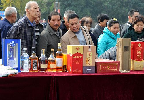 濟南市民在觀看濟南警方查獲的部分假酒樣品(11月12日攝)。9月份以來,山東省濟南市公安局歷下區(qū)分局采取一系列措施助力“亮劍”行動,連續(xù)破獲4起特大假酒案,抓獲犯罪嫌疑人12名,查獲假冒酒品1.3萬多瓶,繳獲制假工具、原料一宗,涉案金額1600多萬元。從已破獲的案件看,犯罪嫌疑人采取在高檔寫字樓注冊開辦正規(guī)貿易公司,通過互聯(lián)網廣告宣傳,以廠家內部有關系為名,以低于市價10%左右的價格銷售假冒的名牌白酒、紅酒。新華社記者 徐速繪 攝