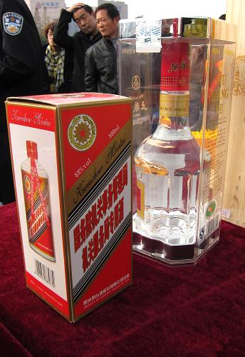 這是濟南警方查獲的部分假酒樣品(11月12日攝)。新華社記者 徐速繪 攝