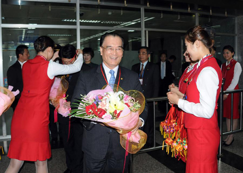 11月15日,機(jī)場(chǎng)工作人員接待從高雄首航抵達(dá)桂林的臺(tái)灣游客。新華社發(fā)(趙家志 攝)