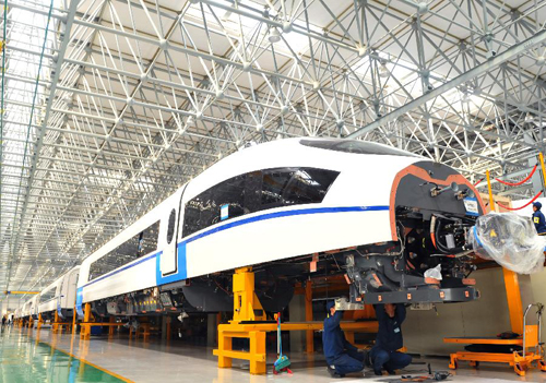 11月16日,中國北車長春軌道客車股份有限公司工作人員在對一輛新生產(chǎn)的CRH380BL列車進行安全檢測。鐵道部近日證實,中國北車因質(zhì)量問題于8月召回的京滬高鐵CRH380BL型動車組,經(jīng)試驗驗證、第三方評估和專家評審后已確認整改合格,于11月16日開始分批投入運營。據(jù)介紹,中國北車集團長客股份公司生產(chǎn)的54列CRH380BL型京滬高鐵動車組列車在今年8月11日被全部召回,進行全面整改。新華社記者 林宏 攝
