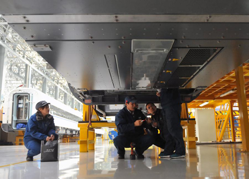 11月16日,中國北車長春軌道客車股份有限公司工作人員在總組裝間對新生產(chǎn)的CRH380BL型動車組進行零部件檢查工作。鐵道部近日證實,中國北車因質(zhì)量問題于8月召回的京滬高鐵CRH380BL型動車組,經(jīng)試驗驗證、第三方評估和專家評審后已確認整改合格,于16日開始分批投入運營。據(jù)介紹,中國北車集團長客股份公司生產(chǎn)的54列CRH380BL型京滬高鐵動車組列車在今年8月11日被全部召回,進行全面整改。 新華社記者 林宏 攝