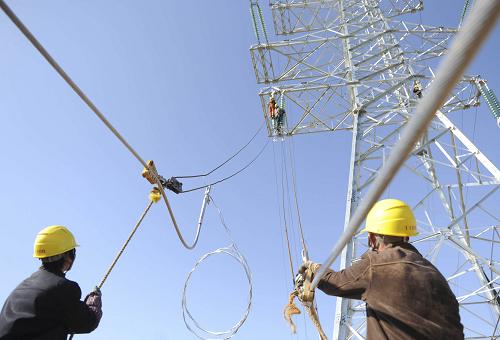 11月23日,在安徽省淮北市濉溪縣境內,安徽送變電工程公司施工人員正在16號輸電鐵塔作業(yè)點施工。新華社發(fā)(鄭賢列 攝)