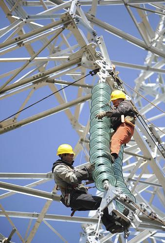 11月23日,在安徽省淮北市濉溪縣境內,安徽送變電工程公司施工人員正在16號輸電鐵塔50多米的高空作業(yè)。新華社發(fā)(鄭賢列 攝)
