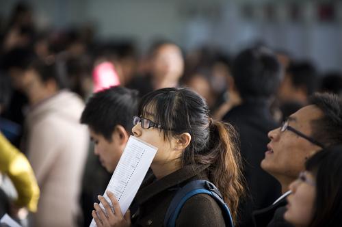 11月23日,北京市研究生專場招聘會現(xiàn)場人頭攢動。新華社發(fā)(王京生 攝)