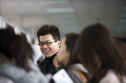 11月23日,就職者在北京市研究生專場招聘會現(xiàn)場尋找適合自己的工作。新華社發(fā)(王京生 攝)