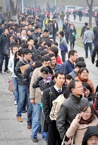 11月26日,前來咨詢應(yīng)聘的畢業(yè)生在會場外排起長隊等待進場。 新華社發(fā)(游思行 攝)