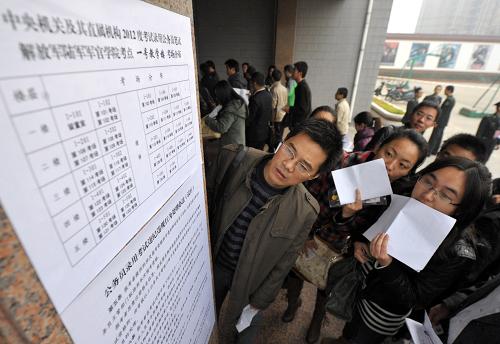 11月27日,在安徽省合肥市解放軍陸軍軍官學(xué)院考點內(nèi),考生們在進場前查看考場分布。新華社記者 郭晨 攝