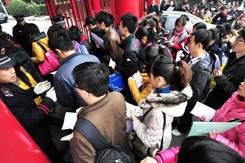 11月27日,在濟南山東省實驗中學(xué)考點,參加考試的人員排隊入場。 新華社發(fā)(崔健 攝)