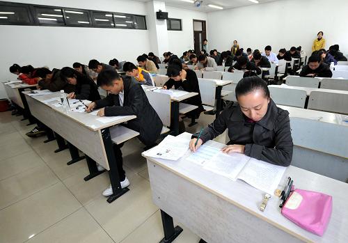 11月27日,考生在南京林業(yè)大學(xué)考點的考場內(nèi)參加國家公務(wù)員考試。新華社記者 孫參 攝