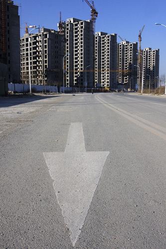 這是12月9日拍攝的天津市河西區(qū)一處在建商品房樓盤。 國家統(tǒng)計(jì)局12月9日發(fā)布的報(bào)告顯示,11月份,全國商品房銷售面積同比下降1.7%,商品房銷售額同比下降1.2%。11月份,全國房地產(chǎn)開發(fā)景氣指數(shù)為99.87,而10月份全國房地產(chǎn)開發(fā)景氣指數(shù)為100.27。這是該指數(shù)兩年多以來首次跌破100大關(guān)。 新華社發(fā)(王青巖 攝)