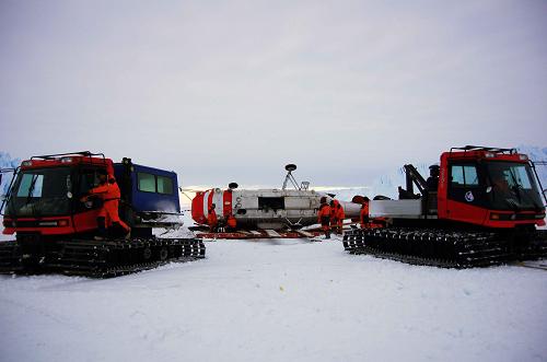 兩輛PB240雪地車同時(shí)拖拽直升機(jī)損體(12月11日攝)。經(jīng)過(guò)7個(gè)多小時(shí)的艱苦作業(yè),第28次南極科考隊(duì)當(dāng)?shù)貢r(shí)間11日3時(shí)10分左右(北京時(shí)間11日6時(shí)10分左右)終于將重約8.5噸(含1噸燃油)的“雪鷹”KA32直升機(jī)墜機(jī)損體拖拽至一個(gè)自制雪橇上,并成功運(yùn)送到南極中山站等待后續(xù)處置。“雪鷹”直升機(jī)于當(dāng)?shù)貢r(shí)間8日晚9時(shí)20分左右在海冰區(qū)上空失控,實(shí)施迫降沒(méi)有成功,造成飛機(jī)損壞。新華社記者 黃小希 攝
