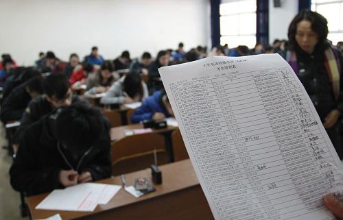 12月17日,在全國大學(xué)英語四級考試江蘇大學(xué)考點(diǎn),監(jiān)考老師在核對考生身份。 新華社發(fā)(楊雨 攝)