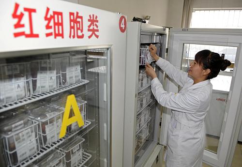 12月17日,寧夏回族自治區(qū)血液中心工作人員將血液入庫(kù)。 12月是我國(guó)無(wú)償獻(xiàn)血宣傳月,寧夏回族自治區(qū)血液中心針對(duì)冬季臨床用血緊張的現(xiàn)狀,開(kāi)展“溫暖冬季無(wú)償獻(xiàn)血月”活動(dòng)。據(jù)了解,該活動(dòng)開(kāi)展后,部隊(duì)、企事業(yè)單位及個(gè)人踴躍加入無(wú)償獻(xiàn)血隊(duì)伍,采血量及血液庫(kù)存量較11月有大幅度提升,緩解了冬季臨床用血壓力。 新華社記者 王鵬 攝