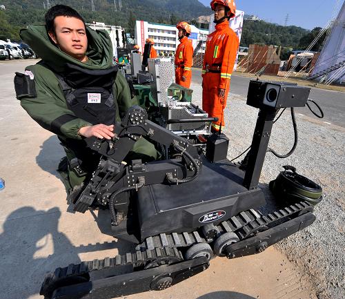 12月17日,在武警福建省總隊(duì)?wèi)?zhàn)坂訓(xùn)練基地,反恐特戰(zhàn)隊(duì)員展示反恐防爆機(jī)器人。 當(dāng)日,近千名福建武警官兵舉行大規(guī)模反恐、抗震、防生化污染等應(yīng)急事件綜合救援演練。2011年7月,武警福建總隊(duì)組建了一支應(yīng)急救援隊(duì)伍,主要擔(dān)負(fù)福建境內(nèi)地震、臺(tái)風(fēng)、洪災(zāi)、泥石流及山體滑坡、生化污染等突發(fā)事件搶險(xiǎn)救援任務(wù)。 新華社記者 彭張青 攝