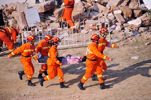 12月17日,在武警福建省總隊(duì)?wèi)?zhàn)坂訓(xùn)練基地,救援人員運(yùn)送“傷員”。 當(dāng)日,近千名福建武警官兵舉行大規(guī)模反恐、抗震、防生化污染等應(yīng)急事件綜合救援演練。2011年7月,武警福建總隊(duì)組建了一支應(yīng)急救援隊(duì)伍,主要擔(dān)負(fù)福建境內(nèi)地震、臺(tái)風(fēng)、洪災(zāi)、泥石流及山體滑坡、生化污染等突發(fā)事件搶險(xiǎn)救援任務(wù)。 新華社記者 彭張青 攝
