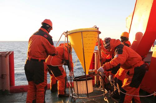 12月18日,科考隊(duì)員將沉積物捕撈器放入海中。 北京時(shí)間12月18日凌晨3時(shí)40分左右,中國第28次南極科考隊(duì)在南極普里茲灣海域成功布放一套潛標(biāo)系統(tǒng)。這套潛標(biāo)系統(tǒng)攜帶有沉積物捕獲器、聲學(xué)多普勒流速剖面儀等設(shè)備。潛標(biāo)系統(tǒng)記錄的數(shù)據(jù),可用于調(diào)查普里茲灣的長期水體變化特征與運(yùn)動過程。 普里茲灣是我國南極海洋科考的重點(diǎn)。中國第28次南極科考隊(duì)計(jì)劃布放4套潛標(biāo)系統(tǒng)。這4個(gè)潛標(biāo)觀測點(diǎn)不僅是現(xiàn)有錨碇觀測的空白區(qū),還將共同構(gòu)成針對普里茲灣與外界水交換主要路徑和灣內(nèi)冰間湖區(qū)域的長期觀測系統(tǒng)。新華社記者 黃小希 攝