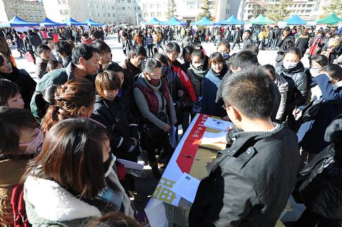 這是“2011年拉薩地區(qū)高校畢業(yè)生專場(chǎng)招聘會(huì)”現(xiàn)場(chǎng)(12月18日攝)。12月18日,“2011年拉薩地區(qū)高校畢業(yè)生專場(chǎng)招聘會(huì)”在西藏職業(yè)技術(shù)學(xué)院舉行。區(qū)內(nèi)外200多家企業(yè)為西藏離校未就業(yè)及2012年即將畢業(yè)的高校畢業(yè)生提供了3680余個(gè)工作崗位。新華社記者 文濤 攝