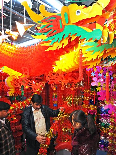 12月18日,在義烏國際商貿(mào)城,巴基斯坦客商在選購新春飾品。 正值歲末,浙江省義烏市國際商貿(mào)城喜慶商品市場一派紅火景象,各種各樣的節(jié)慶裝飾品琳瑯滿目,吸引了來自世界各地的客商購物訂貨。據(jù)了解,義烏市是全球最大的圣誕商品集散地,目前有100多個國家和地區(qū)直接從義烏進口各種節(jié)慶商品。 新華社記者譚進攝
