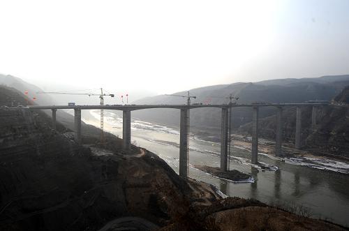 這是12月20日拍攝的石清黃河大橋。 當(dāng)日,一條橫跨黃河、加深“秦晉之好”的新紐帶——石清黃河大橋正式竣工通車,該橋位于山西省石樓縣與陜西省清澗縣交界的渡口,總投資9000萬元、橋長629米、寬12米、橋高100米。大橋的修建,大大縮短了晉陜兩省的距離,有效地發(fā)揮黃河兩岸經(jīng)濟(jì)的互補(bǔ)性,成為加強(qiáng)兩地文化經(jīng)濟(jì)交流的又一條重要通道。 新華社記者燕雁攝