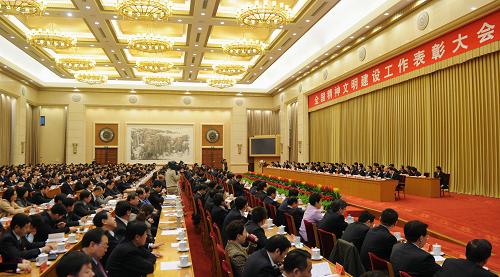 全國精神文明建設(shè)工作表彰大會(huì)在京舉行 12月20日,全國精神文明建設(shè)工作表彰大會(huì)在北京舉行。中共中央政治局常委、中央文明委主任李長春出席并講話。這是大會(huì)會(huì)場(chǎng)。 新華社記者張鐸攝