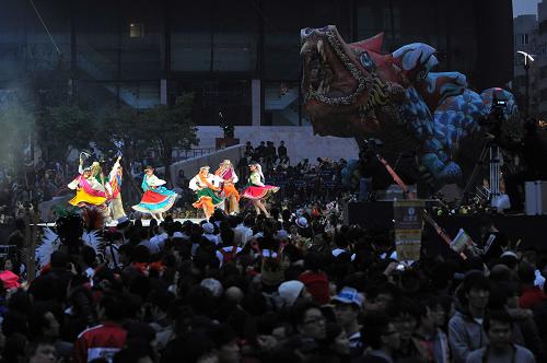 12月20日,演員在澳門塔石廣場表演。 當(dāng)日,澳門特區(qū)文化局舉辦“澳門拉丁城區(qū)幻彩大巡游”活動(dòng),慶祝澳門特區(qū)回歸祖國12周年。此次大巡游以澳門地標(biāo)大三巴為起點(diǎn),以塔石廣場為終點(diǎn),表演陣容由海內(nèi)外表演隊(duì)伍及數(shù)以百計(jì)的澳門本地演藝精英組成。 新華社記者張金加攝