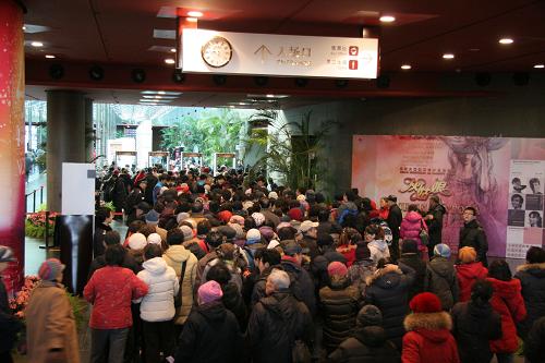 國(guó)家大劇院舉辦公眾開放日 市民可免費(fèi)參觀 12月22日,市民在北京國(guó)家大劇院門口有序入場(chǎng)。 當(dāng)日是國(guó)家大劇院開幕四周年紀(jì)念日,大劇院舉行“公眾開放日”,邀請(qǐng)觀眾免費(fèi)參觀國(guó)家級(jí)藝術(shù)殿堂。除劇場(chǎng)參觀,當(dāng)天大劇院音樂廳及公共空間多個(gè)地點(diǎn)將有近20場(chǎng)演出上演,包括管風(fēng)琴音樂會(huì)、戲曲演出和歌劇表演等。 新華社發(fā)