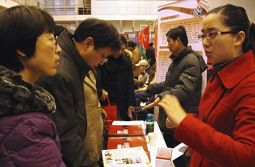 12月24日,家長在“2012年江蘇省高考藝術(shù)類專業(yè)報考咨詢會”現(xiàn)場咨詢。新華社發(fā)(王新 攝)