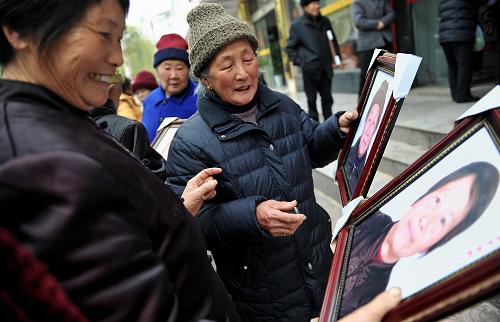12月24日,湖北宣恩縣上湖塘居委會的老人獲贈照片。新華社發(fā)(宋文 攝)