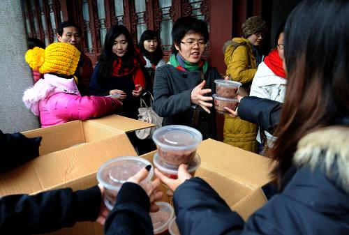 1月1日,杭州市民及游客在靈隱寺排隊領取臘八粥。新華社記者 韓傳號 攝