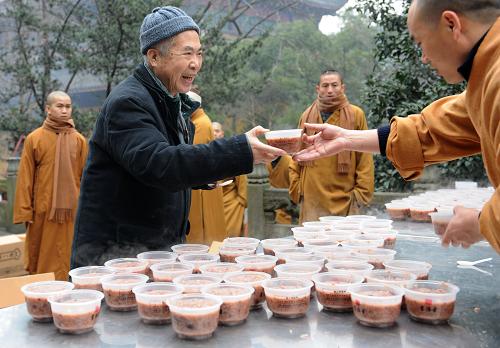 1月1日,一名老人在杭州靈隱寺領取臘八粥。新華社記者 韓傳號 攝