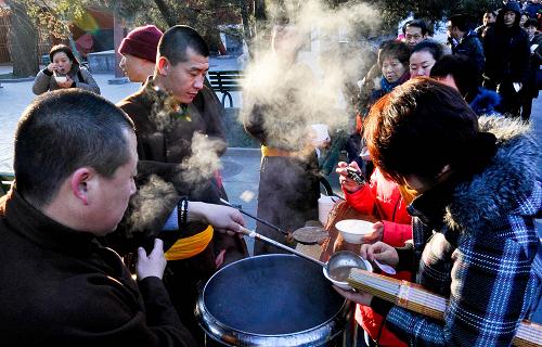1月1日,市民在北京雍和宮內(nèi)排隊領粥。新華社記者 張宇 攝