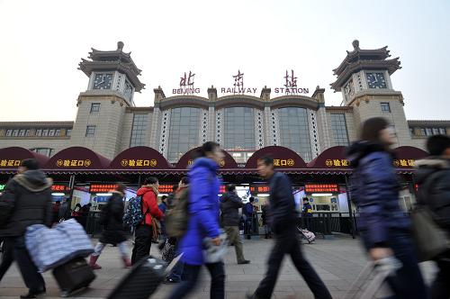 1月8日,北京火車站站前廣場(chǎng)上熙熙攘攘。新華社發(fā)(劉長(zhǎng)龍 攝)