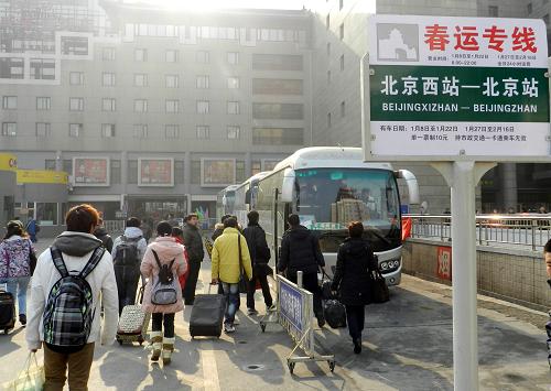 1月8日,在北京西站北廣場東側(cè),旅客準(zhǔn)備乘坐春運(yùn)專線擺渡車。當(dāng)日是2012年全國春運(yùn)首日,鐵路北京站和北京西站之間開通春運(yùn)專線往返擺渡車,以方便乘客往來兩站之間。該春運(yùn)專線將于1月8日至22日的6時(shí)至22時(shí),以及1月27日至2月16日全天24小時(shí)運(yùn)行,單一票制10元,不售站票以保障每名買票的旅客都有座位,市政交通一卡通無法使用。新華社發(fā)(王振 攝)