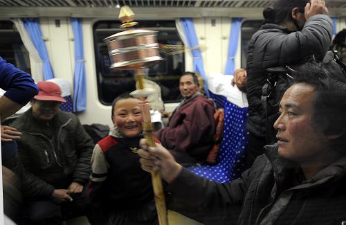 1月8日,幾名來(lái)自青海的藏族旅客乘坐K9802次(拉薩—西寧)列車回家。當(dāng)日,2012年全國(guó)春運(yùn)正式啟動(dòng)。青藏鐵路公司預(yù)計(jì)將在春運(yùn)期間日發(fā)送旅客1.9萬(wàn)人,共發(fā)送旅客76萬(wàn)人,比2011年同期增長(zhǎng)4.4%。新華社記者 覺(jué)果 攝