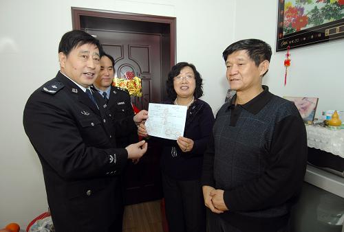 1月14日,公安民警來到佳園南里社區(qū),將戶口準(zhǔn)遷證送入退休后來津投靠子女的倪素敏(右二)夫婦手中。春節(jié)前夕,為了讓社區(qū)群眾歡度快樂祥和溫馨年,天津市紅橋公安分局民警深入社區(qū)開展了“守護(hù)平安干凈社區(qū)”主題宣傳活動(dòng)。活動(dòng)中,民警們不但邀請(qǐng)社區(qū)百姓走進(jìn)警務(wù)室傾聽百姓心聲、走訪慰問轄區(qū)困難群眾、宣傳節(jié)假日安全防盜知識(shí),還集中力量在春節(jié)前為百姓辦理一批落戶、遷戶手續(xù),讓百姓平安快樂過大年。新華社發(fā)(張超群 攝)