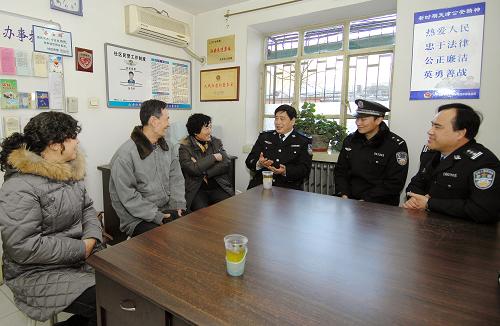 1月14日,公安民警在佳園北里社區(qū)警務(wù)室認(rèn)真聽取社區(qū)居民意見建議。新華社發(fā)(張超群 攝)