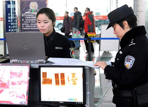 1月14日,鐵警在北京南站對旅客所攜帶的物品進(jìn)行機(jī)檢。1月8日起,北京鐵路警方抽調(diào)2000多名鐵警在北京站、北京西站、南站和北站加大安檢力度,確保春運(yùn)期間治安的穩(wěn)定和旅客生命財產(chǎn)的安全。針對今年春運(yùn)出現(xiàn)的探親流、學(xué)生流和務(wù)工人員返鄉(xiāng)流高度疊加等特點,北京鐵路警方加大宣傳力度,采取機(jī)檢與手檢相結(jié)合的方式,確保安檢率達(dá)到100%。新華社記者 唐召明 攝