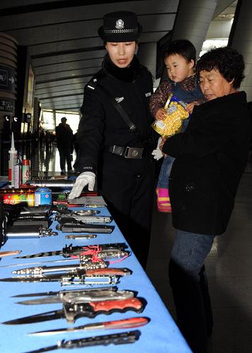 1月14日,鐵警在北京南站向旅客介紹禁止攜帶上車的危險物品。新華社記者 唐召明 攝