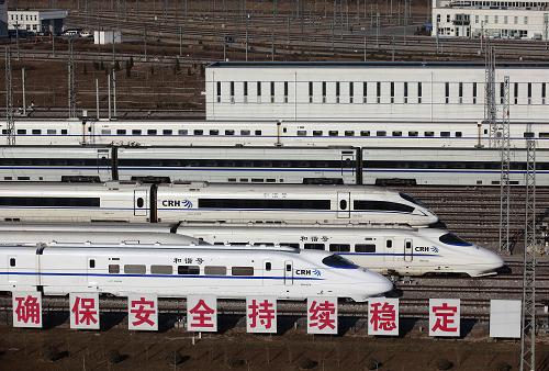 這是北京動(dòng)車段段內(nèi)場(chǎng)景(1月14日攝)。時(shí)速可達(dá)300公里的京滬高鐵每天也有“睡覺”的時(shí)間。這個(gè)時(shí)間,正是負(fù)責(zé)保障高鐵動(dòng)車組運(yùn)用和定檢的北京動(dòng)車段職工最繁忙的時(shí)候。每天,從北京南站運(yùn)送完旅客之后,京滬高鐵動(dòng)車組會(huì)在大約7分鐘后進(jìn)入到北京動(dòng)車段,接受內(nèi)外飾清潔、采用人機(jī)配合的作業(yè)模式進(jìn)行一級(jí)檢修以及按照作業(yè)指導(dǎo)程序進(jìn)行二級(jí)和三級(jí)檢修。在高鐵動(dòng)車組接受“體檢”的幾個(gè)小時(shí)中,鐵路職工用一夜無眠換來了旅客的安全,有人形象地把這里叫做高鐵動(dòng)車組的“4S” 店。作為動(dòng)車檢修基地,自1月8日進(jìn)入春運(yùn)以來,北京動(dòng)車段日均完成京滬高鐵動(dòng)車組一級(jí)檢修28例,每日在京滬線上飛馳的高鐵動(dòng)車組都會(huì)在這里做完“體檢”后才安全上線運(yùn)行。新華社發(fā)(王申 攝)