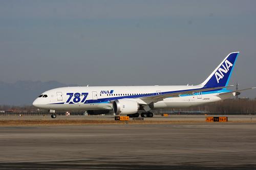 首都機(jī)場(chǎng)迎來(lái)首個(gè)波音787商業(yè)運(yùn)營(yíng)航班 1月14日,全日空波音787客機(jī)從東京飛抵北京首都國(guó)際機(jī)場(chǎng)。 當(dāng)日,首都機(jī)場(chǎng)迎來(lái)其首架商業(yè)運(yùn)營(yíng)的波音787客機(jī),該飛機(jī)由日本全日空航空公司運(yùn)營(yíng),當(dāng)日往返東京羽田和北京首都國(guó)際機(jī)場(chǎng)。 新華社發(fā)(付琪 攝)