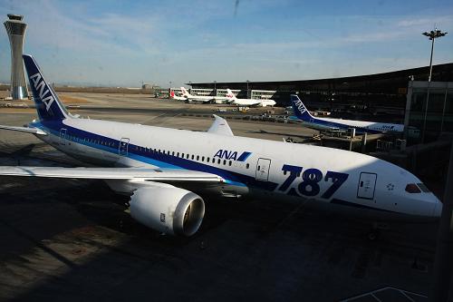 1月14日,在北京首都國(guó)際機(jī)場(chǎng),波音787客機(jī)等待從北京出發(fā)的旅客登機(jī)。 當(dāng)日,首都機(jī)場(chǎng)迎來(lái)其首架商業(yè)運(yùn)營(yíng)的波音787客機(jī),該飛機(jī)由日本全日空航空公司運(yùn)營(yíng),當(dāng)日往返東京羽田和北京首都國(guó)際機(jī)場(chǎng)。 新華社發(fā)(付琪 攝)
