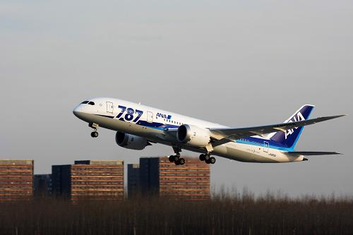 1月14日下午,全日空波音787客機(jī)搭載旅客從北京起飛,返回東京。 當(dāng)日,首都機(jī)場(chǎng)迎來(lái)其首架商業(yè)運(yùn)營(yíng)的波音787客機(jī),該飛機(jī)由日本全日空航空公司運(yùn)營(yíng),當(dāng)日往返東京羽田和北京首都國(guó)際機(jī)場(chǎng)。 新華社發(fā)(付琪 攝)