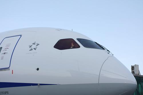 1月14日,執(zhí)飛波音787客機(jī)的機(jī)長(zhǎng)向首都機(jī)場(chǎng)地面工作人員揮手道別,準(zhǔn)備返回東京。 當(dāng)日,首都機(jī)場(chǎng)迎來(lái)其首架商業(yè)運(yùn)營(yíng)的波音787客機(jī),該飛機(jī)由日本全日空航空公司運(yùn)營(yíng),當(dāng)日往返東京羽田和北京首都國(guó)際機(jī)場(chǎng)。 新華社發(fā)(付琪 攝)