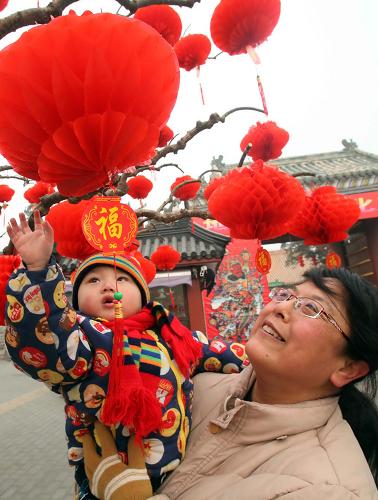 1月18日,一名游客帶著孩子在北京地壇公園游玩。新華社發(fā)(陳曉根 攝)