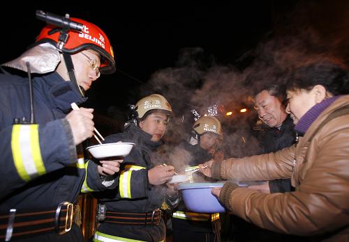 1月22日,北京市海淀區(qū)北新橋街道辦事處的工作人員為執(zhí)勤的北京地壇消防中隊(duì)官兵送上熱騰騰的餃子。新華社記者 陳建力 攝