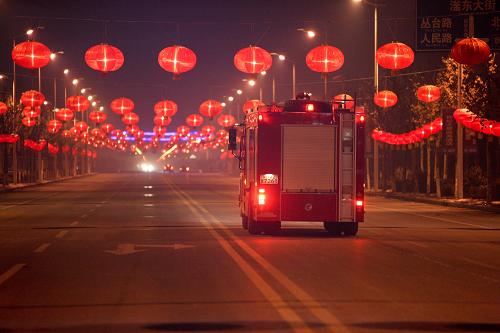 1月22日,武警邯鄲市消防支隊(duì)參與“動(dòng)態(tài)執(zhí)勤”的消防車在街道上行駛。武警邯鄲市消防支隊(duì)在除夕夜制定了“動(dòng)態(tài)執(zhí)勤”方案,除了300余名消防官兵及63輛消防車隨時(shí)待命,還出動(dòng)“動(dòng)態(tài)執(zhí)勤”消防車9輛﹑官兵54人,巡查轄區(qū)內(nèi)大型群眾性活動(dòng)場(chǎng)所和煙花爆竹集中燃放區(qū),保障人民群眾生命財(cái)產(chǎn)安全。新華社記者 李鑫 攝